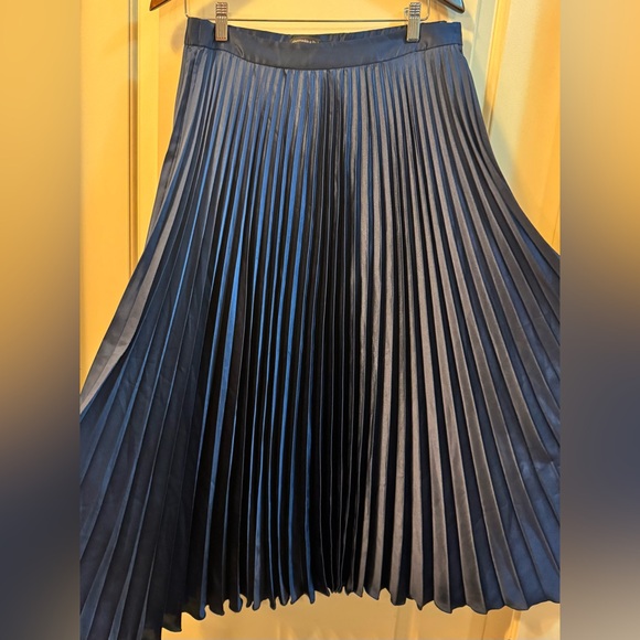 NWT Abercrombie & Fitch Luxe Navy Satin Pleated Midi Skirt – Medium - Picture 5 of 7